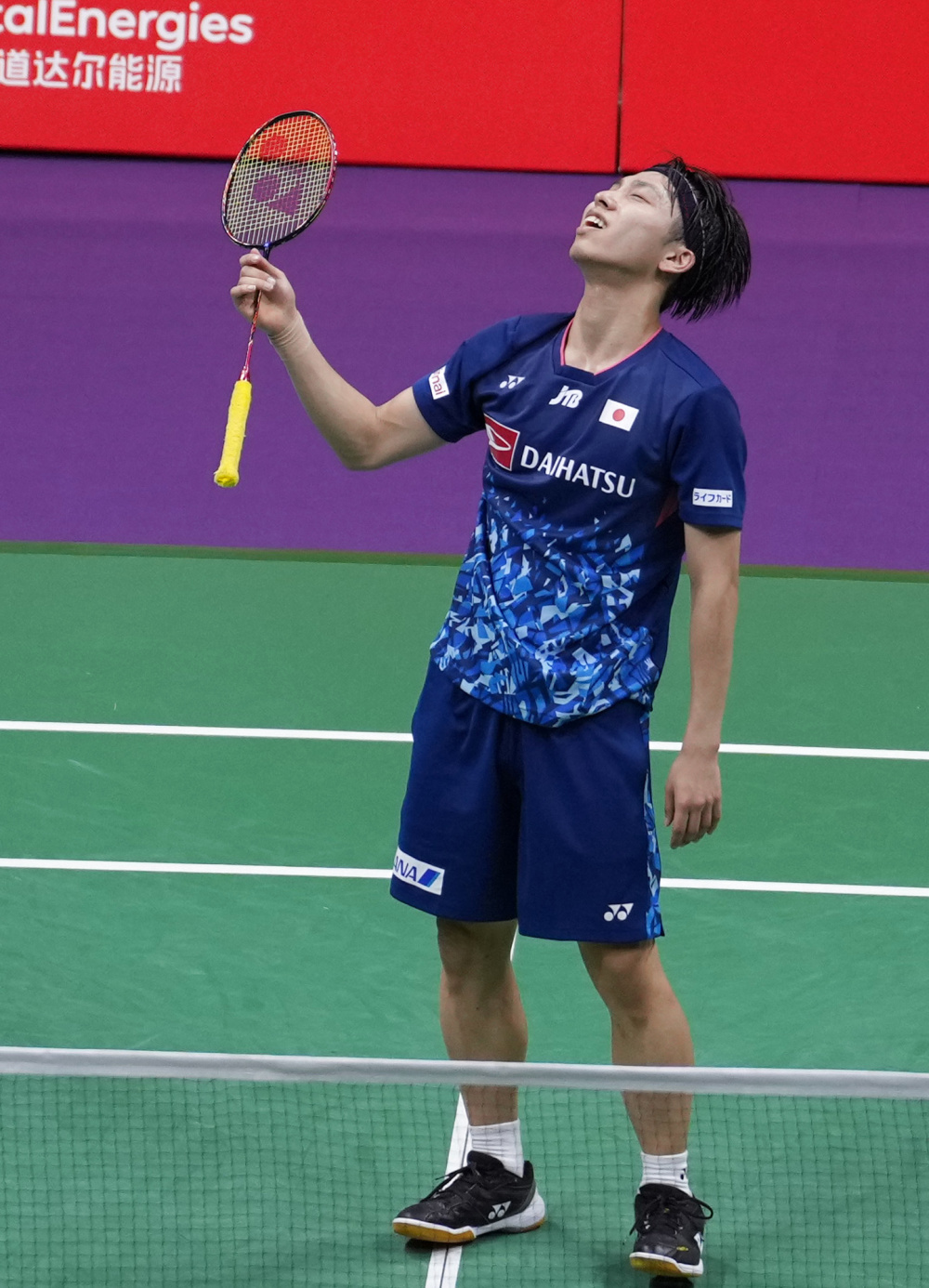 马德兴：迪拜领事馆官员来到训练场地看望国足.